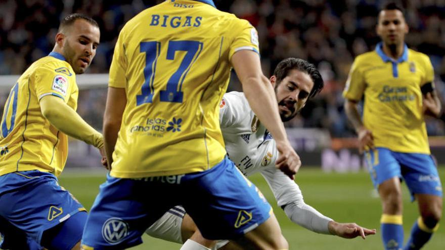 Isco, ante Bigas en una acción del partido.