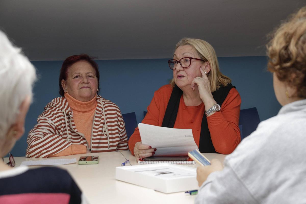 Mayores con voz propia: el “grupín del podcast” del Llano convierte el Centro Social en un estudio de radio