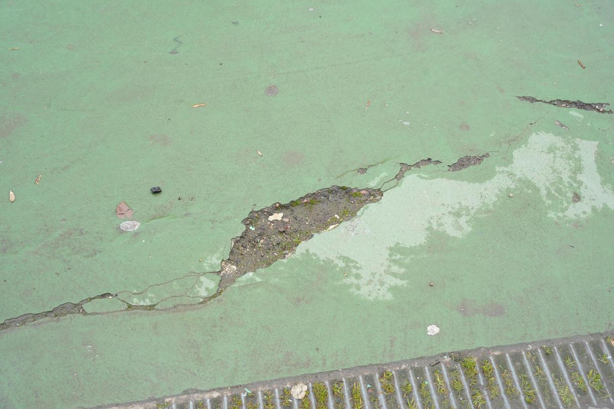 Grandes grietas en una de las pistas.