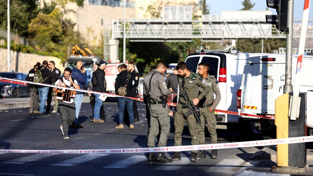 Las fuerzas de seguridad y rescate trabajan en el lugar de una explosión en una parada de autobús en Jerusalén.