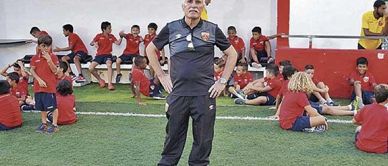 Alfredo Girón posa en el campo de Son Fuster en Palma antes de la presentación oficial del San Francisco.