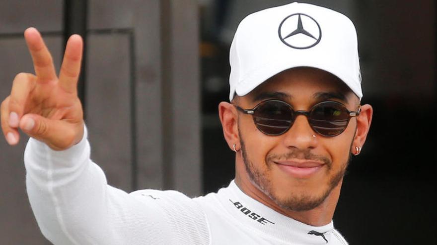 Hamilton saluda tras lograr su &#039;pole&#039; número 75.