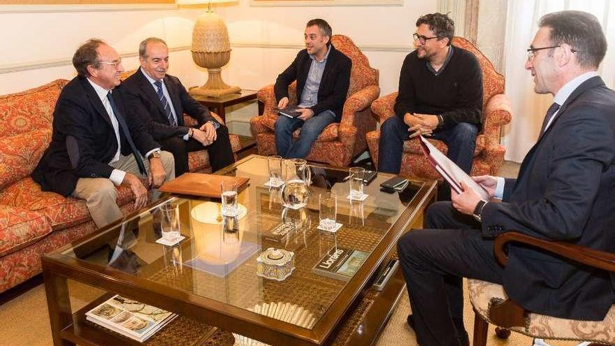 Representantes de la Cámara y del Concello en la firma del convenio entre ambos.