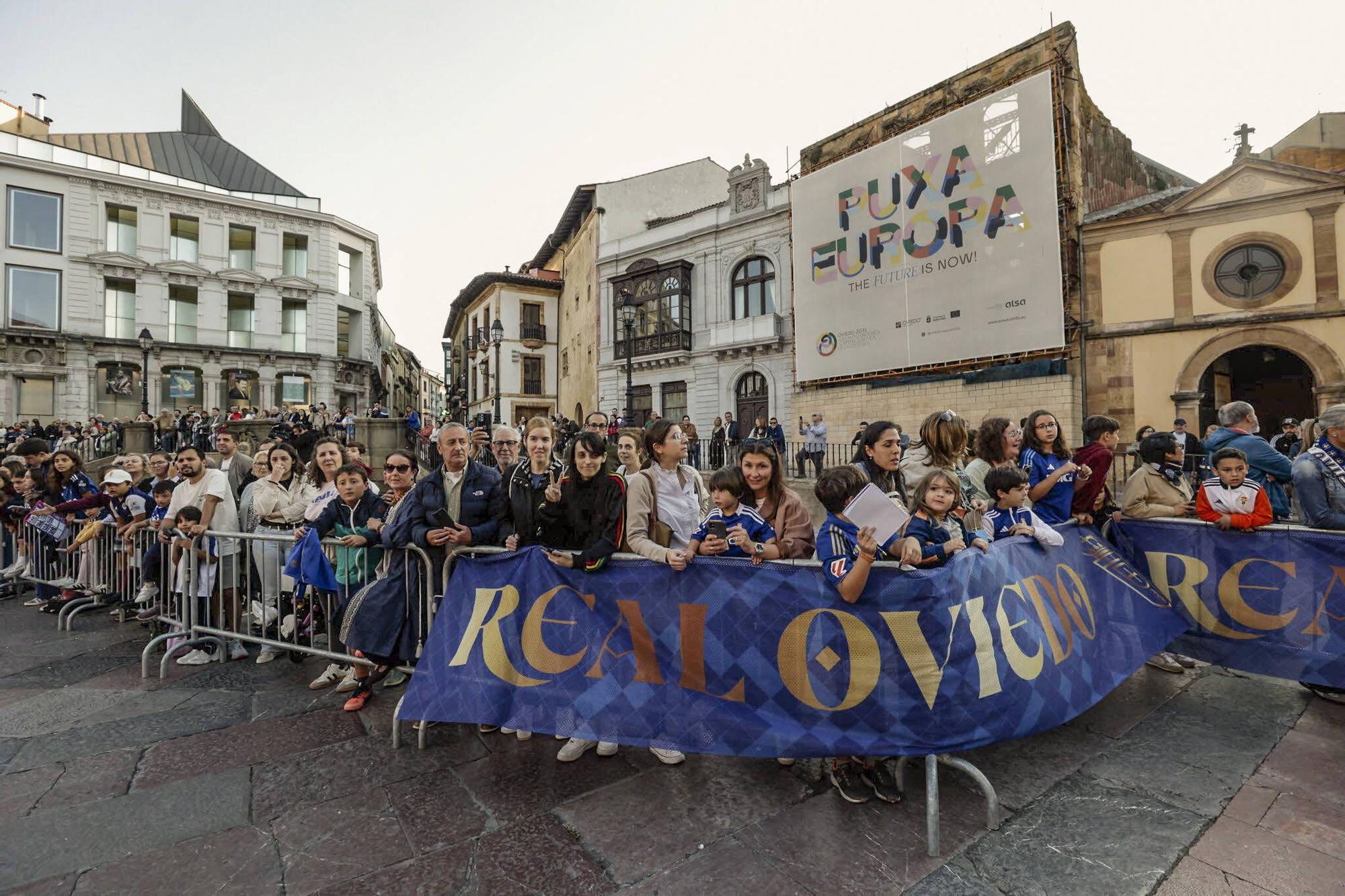 Locura azul en Oviedo: así fue la entrega de los nuevos coches a la plantilla en la plaza de la Catedral