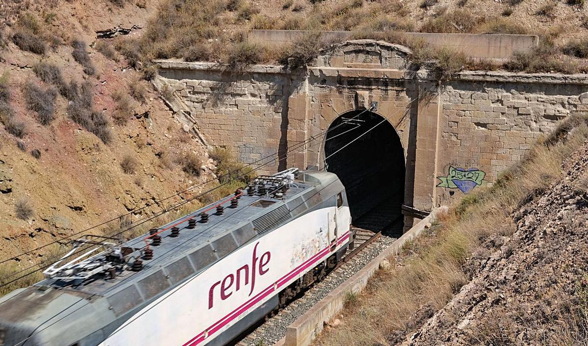 Imagen actual del túnel de Elda y la foto más antigua realizada desde el Pantano en 1858