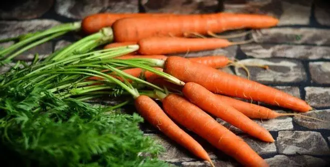 ¿Las zanahorias ponen moreno y son buenas para la vista? ¿Es recomendable comer las hojas?