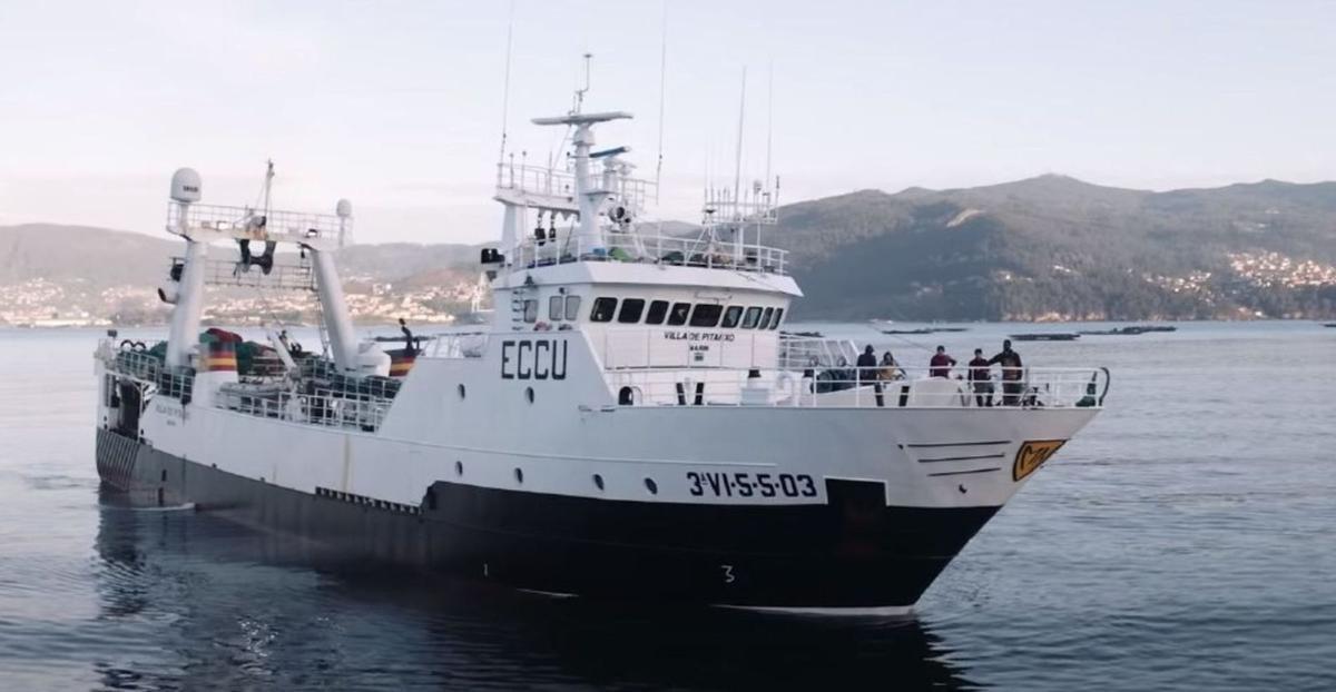 El «Villa de Pitanxo», junto a Frigalsa. |