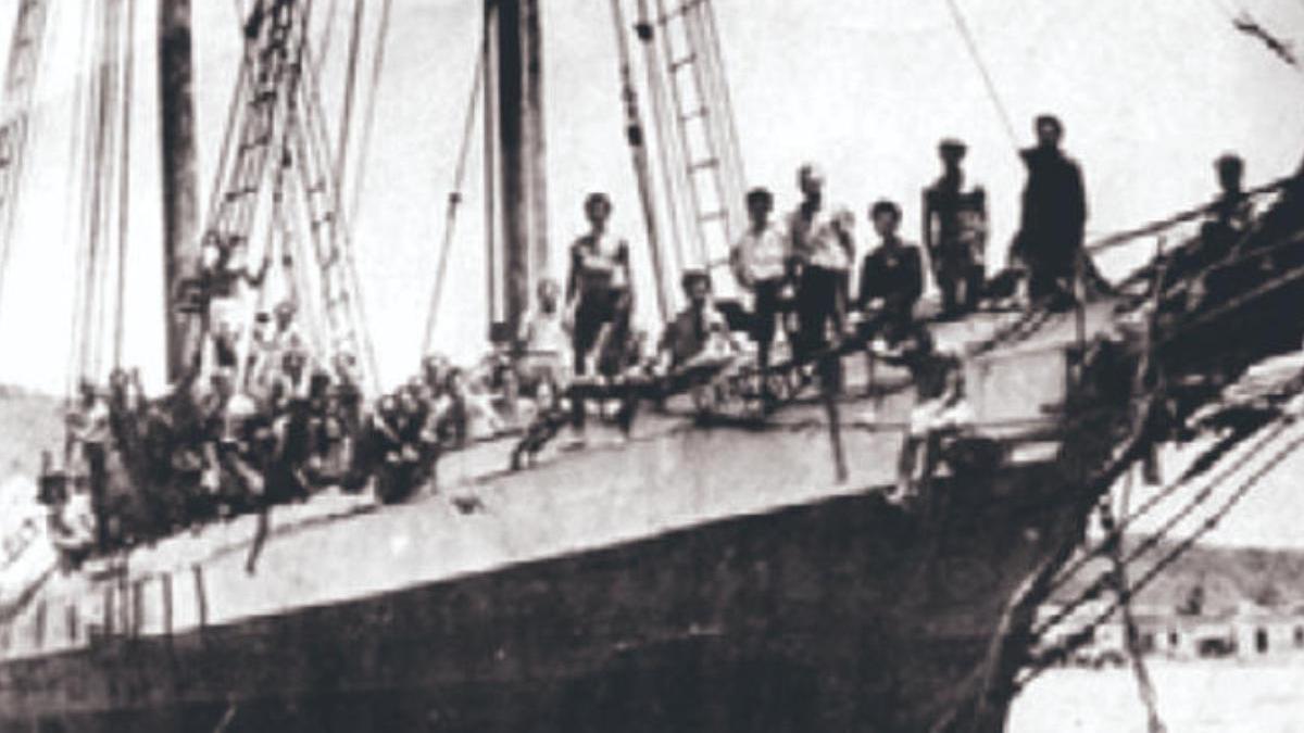 La pequeña goleta &#039;La Carlota&#039; fondeada en el Puerto de Pampatar (Isla Margarita-Venezuela). Pablo Hernández de pie en laproa de la goleta, el segundo a la izquierda. 12 de septiembre de 1948.