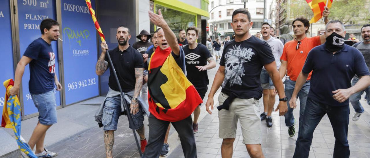 Vicente E. C. (izda.) y, a su lado, Juan Manuel B. V. (primer detenido), el día de las agresiones.