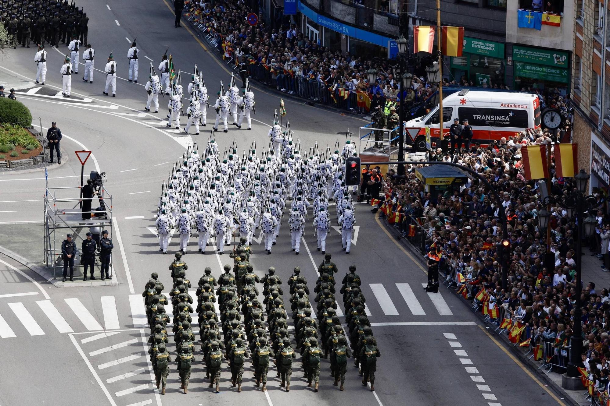 EN IMÁGENES: Así fue el multitudinario desfile en Oviedo por el Día de las Fuerzas Armadas