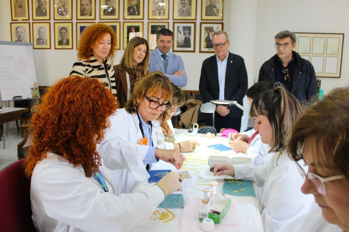 Visita al taller de bordados del Paso Blanco.