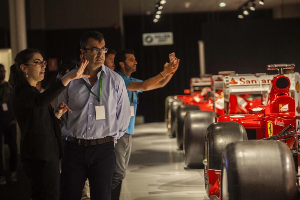 Periodistas y organizadores de la Vuelta Ciclista visitan el museo de Fernando Alonso