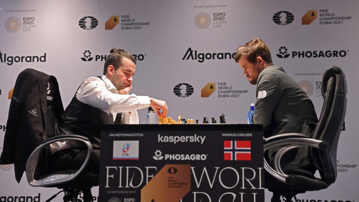Carlsen (derecha) y Nepo (izquierda) firmaron tablas en la primera partida