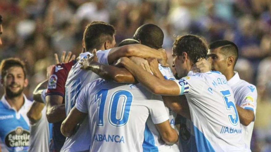 Los deportivistas celebran uno de los dos goles en el campo del Levante, ante el que empezarán la bajada.