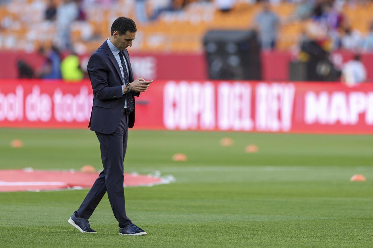 El equipo arbitral, en el paseo previo al partido por el estadio de La Cartuja