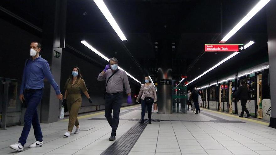 Usuario del metro de Málaga, durante el estado de alarma.