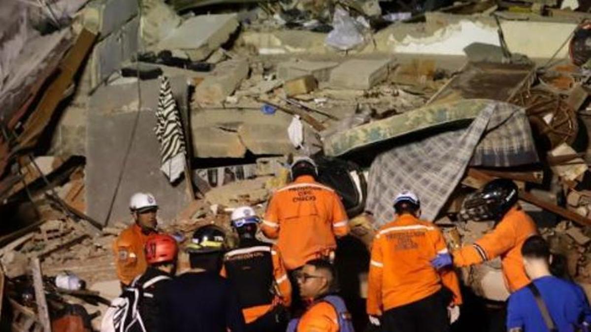 Equips d'emergències busquen víctimes entre les runes provocades pels dos terratrèmols que han sacsejat Veneçuela
