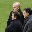 José Riestra, junto a David Guerra e Irarragorri en El Molinón.
