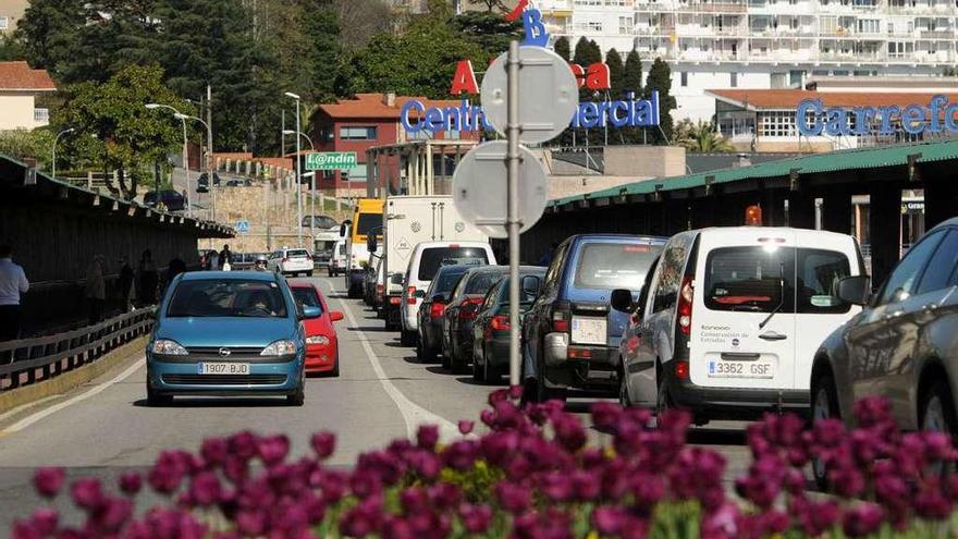 El Puente de A Barca cuenta a día de hoy con dos carriles de tráfico en ambos sentidos. // Gustavo Santos