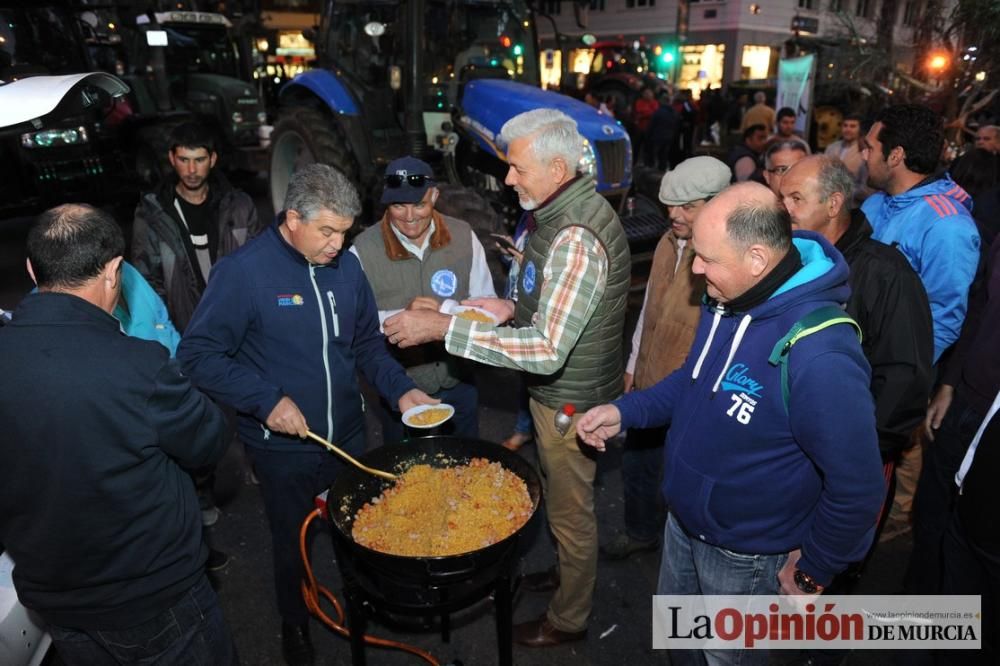 La noche de protesta de los agricultores se pasa con migas