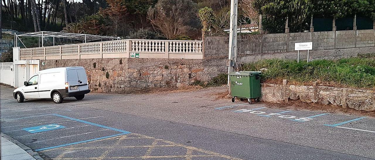 La intersección de la EP-1308 a la altura de la playa de Lagos con el camino comunal de A Ferrada. |