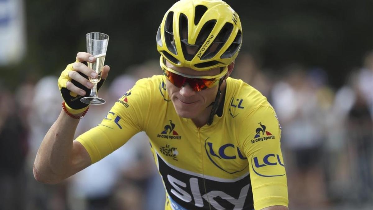 Froome brinda por su victoria en el Tour.