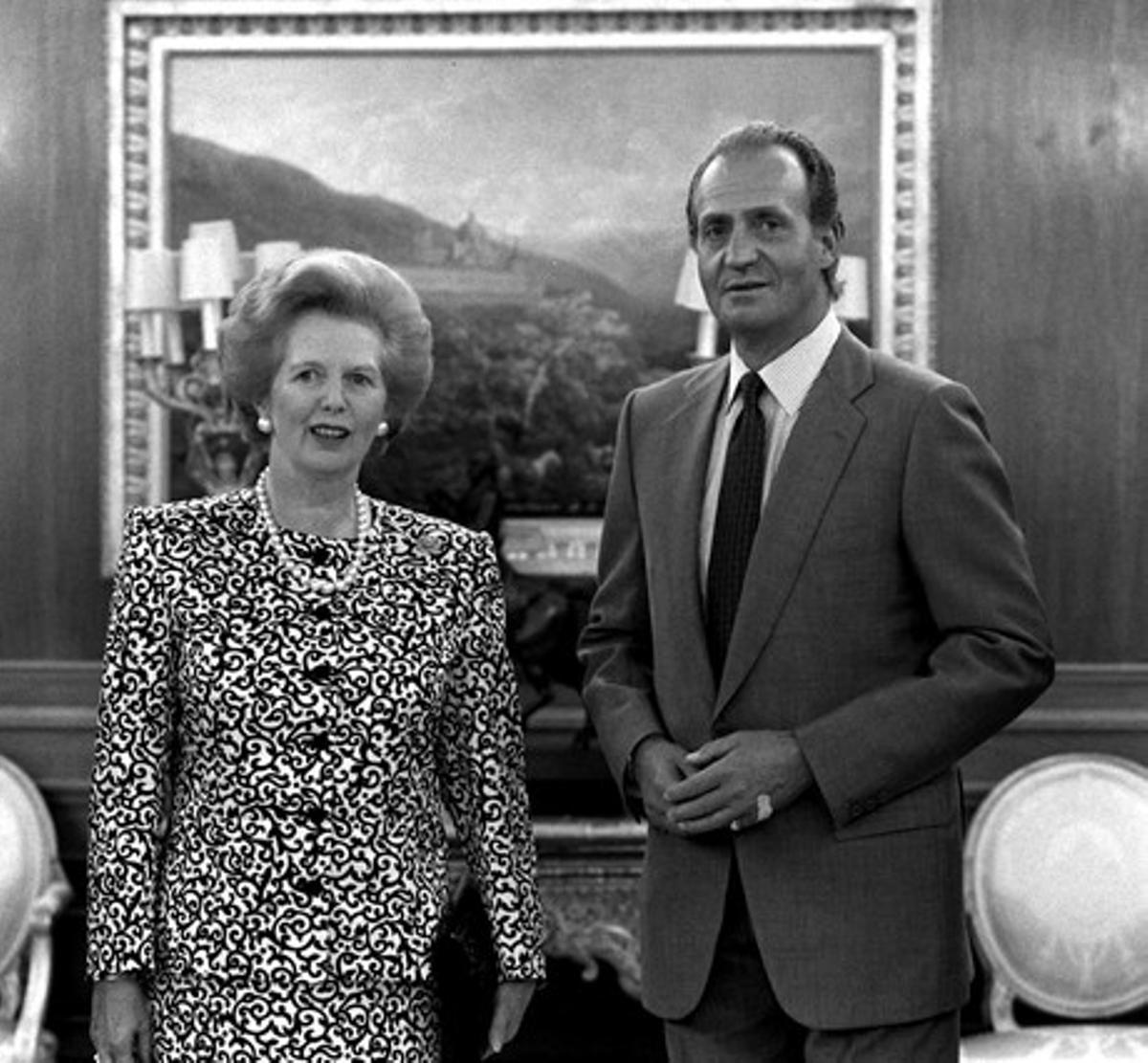 La exprimera ministra con el rey Juan Carlos, en la Zarzuela, el 22 de agosto de 1998.
