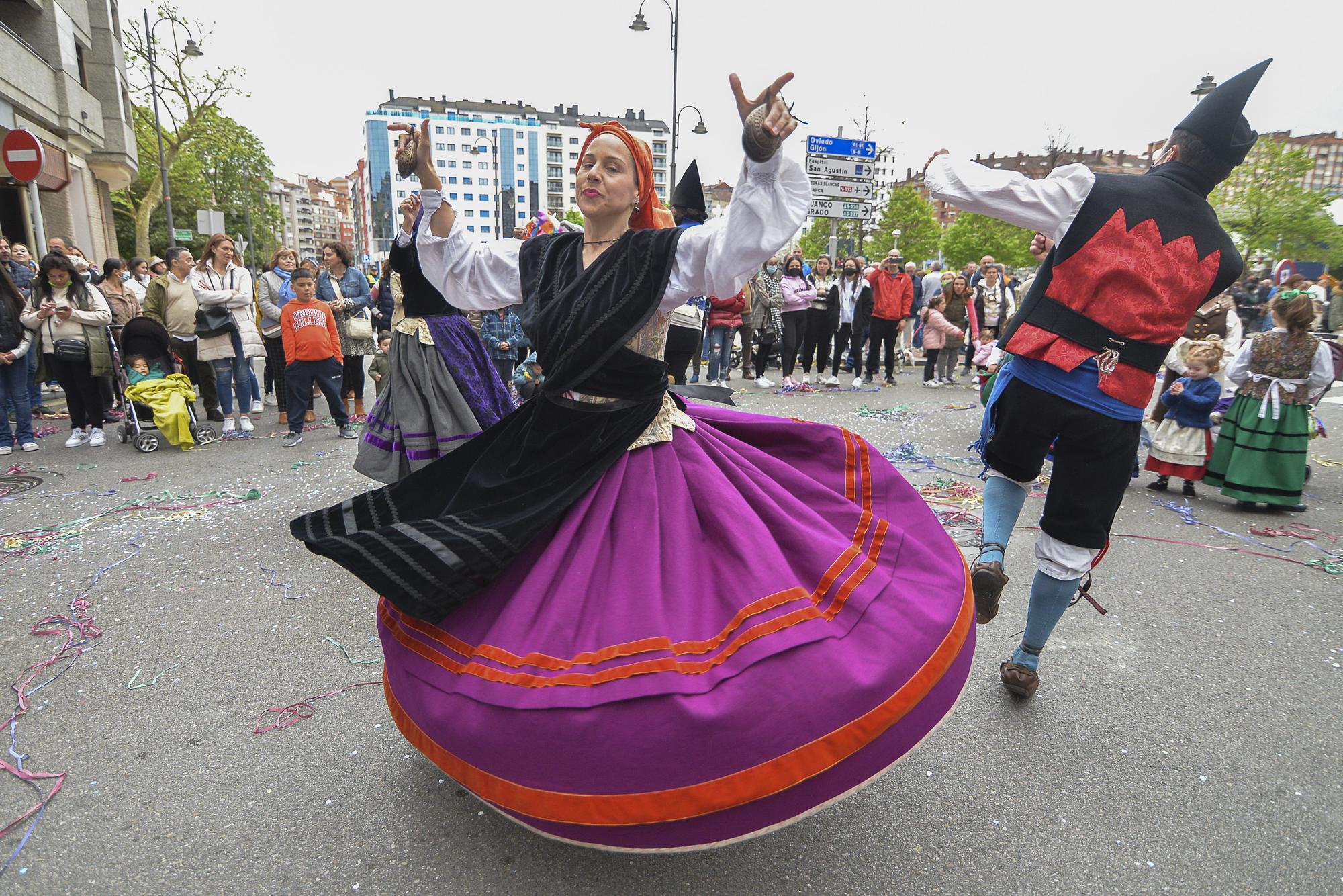 EN IMÁGENES: Así fue el segundo desfile de carrozas del bollu en Avilés