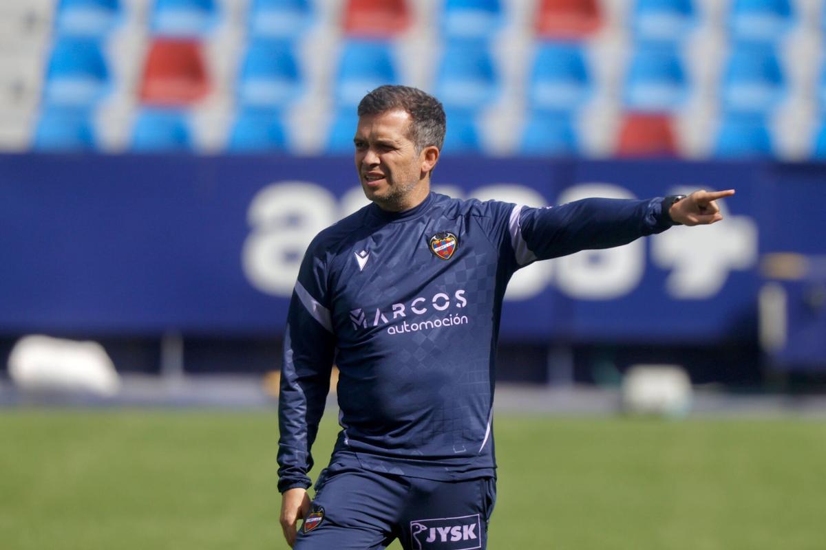 Entrenamiento a puertas abiertas del Levante UD en el Ciutat de ...