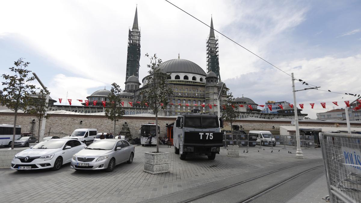 Un camión de Policía desplegado en Estambul
