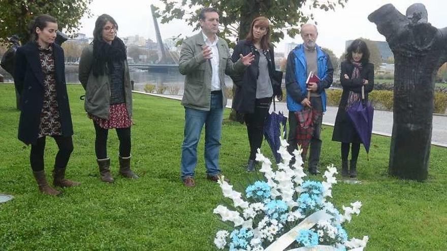 Un momento de la ofrenda floral a las víctimas de la represión. // R.V.