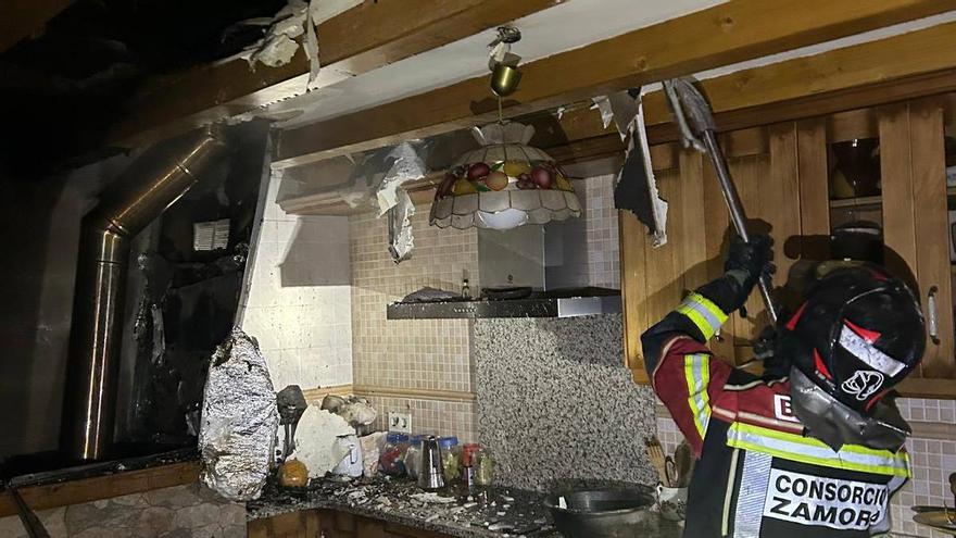Un bombero, durante el incendio.