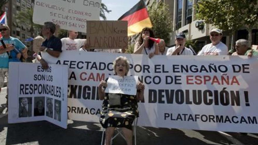 Una protesta de afectados por la compra de cuotas en una imagen de verano de 2012.