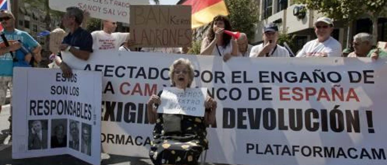 Una protesta de afectados por la compra de cuotas en una imagen de verano de 2012.