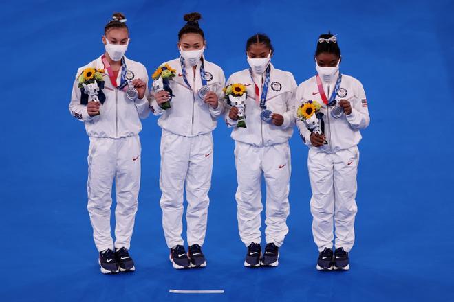 El equipo de gimnastas estadounidenses celebra la medalla de plata