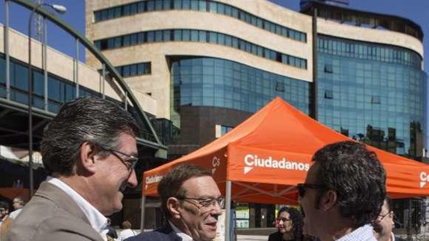 Por la izquierda, Ignacio Prendes, Juan Vázquez e Ignacio Cuesta, ayer, en un acto de precampaña, en la calle Nicolás Soria de Oviedo.