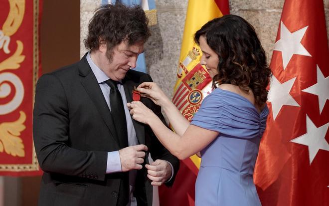 Milei recibe la Medalla Internacional de la mano de Isabel Ayuso en Madrid, en imágenes