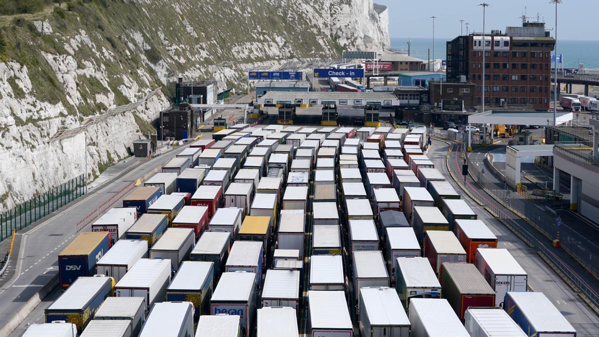 Cola de camiones en el Puerto de Dover.