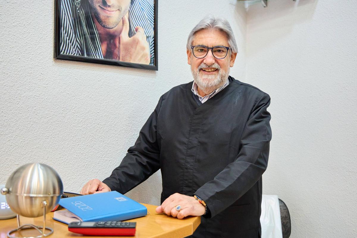 Fotogalería | José María, el peluquero de Cáceres, se jubila