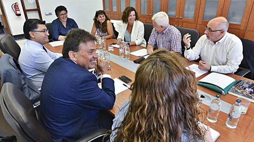 Reunión de las delegaciones de NC, PSOE y Sí Podemos para cerrar el pacto del Cabildo, el pasado lunes.