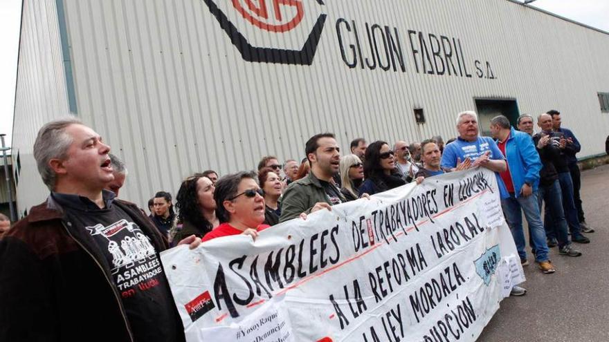 Concentración de apoyo a los despedidos de Gijón Fabril, ayer, frente a la fábrica.