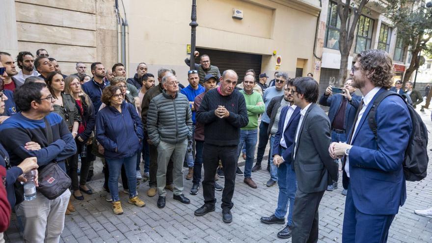 Moragues se dirige a Iago Negueruela (PSOE), y a Sebastià Sagreras (PP), en la reciente concentración de  taxistas en el Parlament. | GUILLEM BOSCH