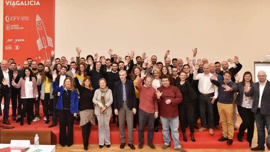 Conde y Pedrosa, en el centro, en una foto de familia con los emprendedores de ViaGalicia. // FdV