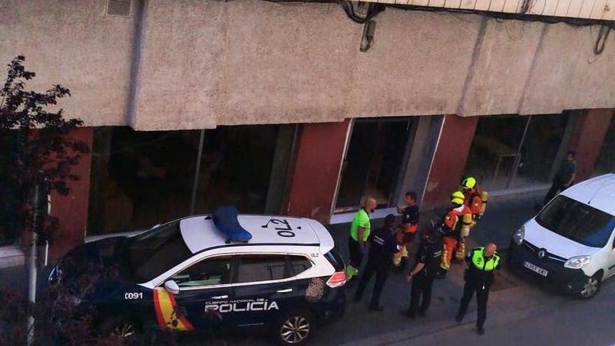 Atendida una mujer por inhalación de humo tras incendiarse la cocina en un piso de Gandia