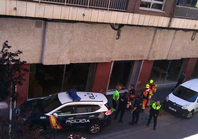 Efectivos de emergencias en el domicilio.