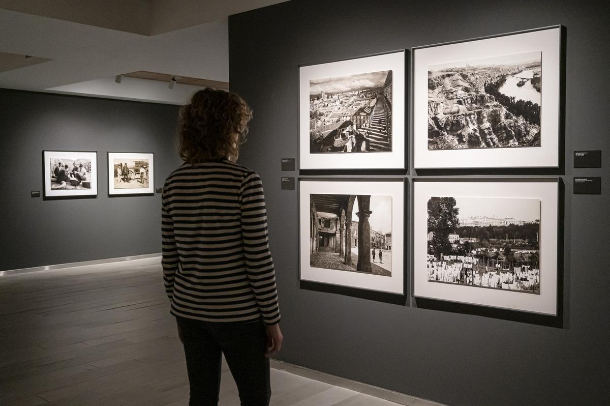 Una mujer contempla algunas de las obras de la muestra.