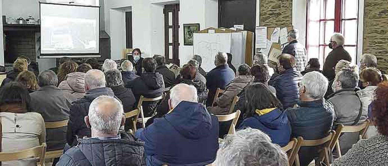 Reunión informativa convocada por el Concello de Vilasantar sobre el parque eólico Brancellao |   // L.O.