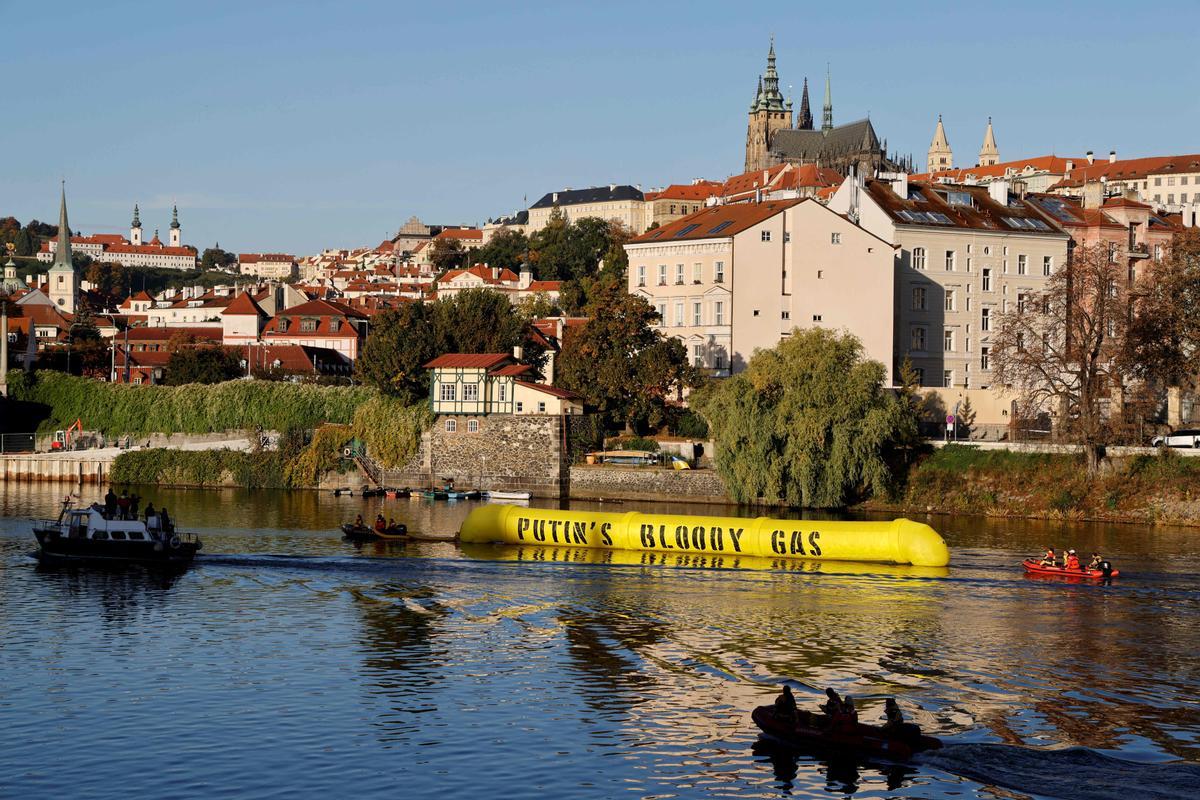 Greenpeace protesta con un gasoducto hinchable en Praga ante la cumbre de líderes europeos