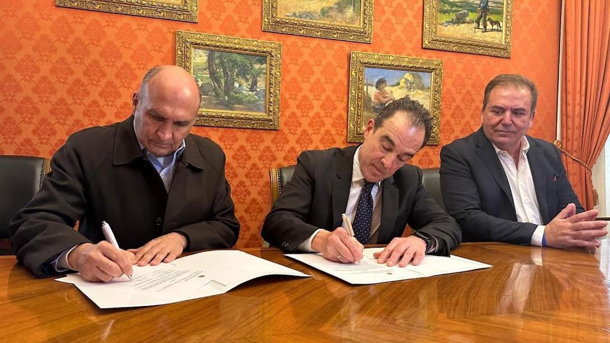 Firma del convenio por el que Alicante exportará su éxito en inteligencia artificial a México con la cesión del asistente virtual ALI