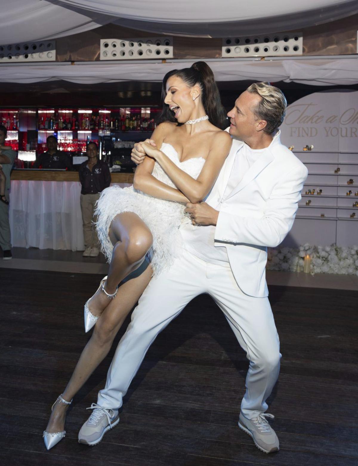 Los novios bailando en la fiesta nupcial celebrada en el Tanit Beach Club